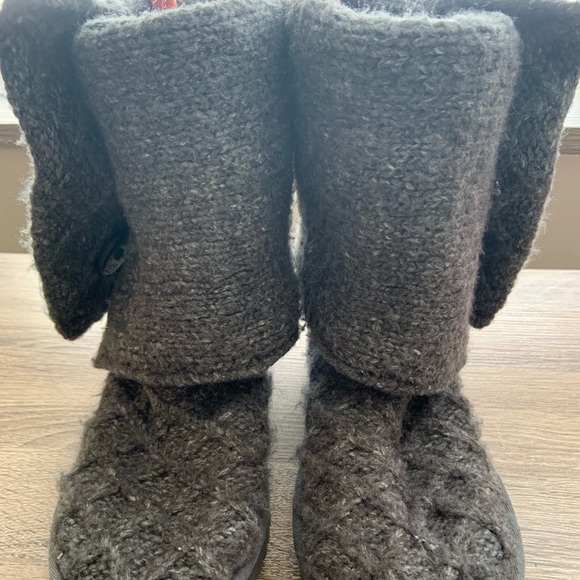 Charcoal Lattice Uggs - Picture 3 of 8